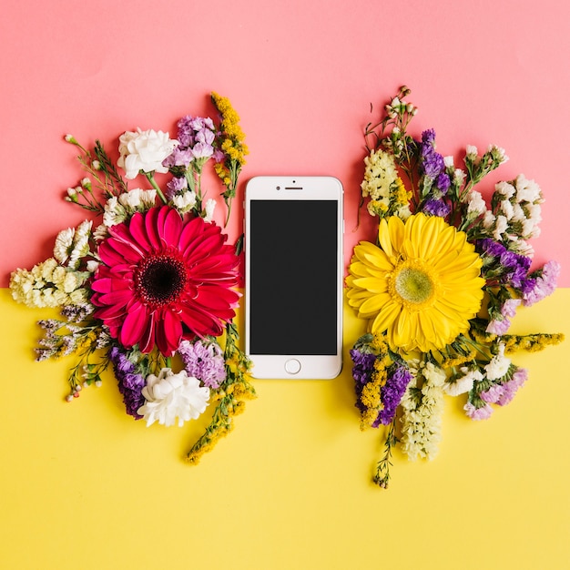 Kostenloses Foto smartphone- und blumenanordnung