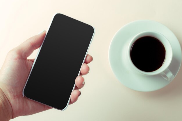 Smartphone und Kaffee auf dem Tisch