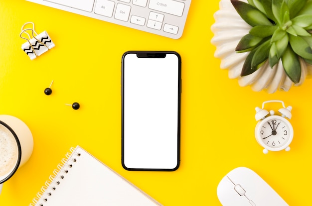 Smartphone-Vorlage mit Draufsicht über dem Arbeitsbereich