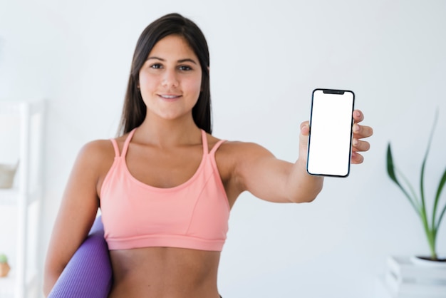 Kostenloses Foto smartphone-vorlage mit yoga-konzept