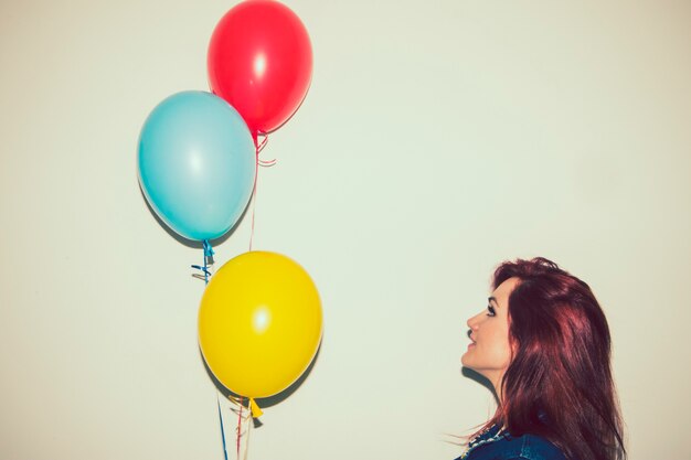 Smiely junge Frau Blick auf Ballons