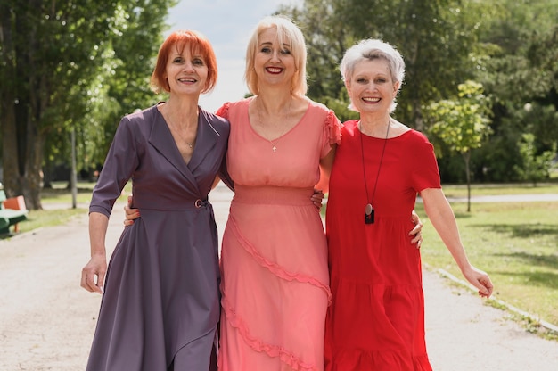 Kostenloses Foto smiley ältere frauen zusammen