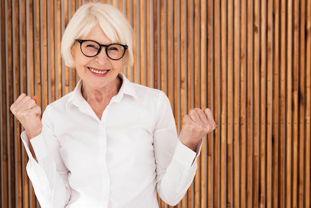 Smiley alte Frau mit Brille