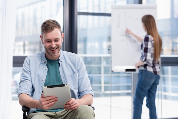 Smiley-Arbeiter bei der Arbeit