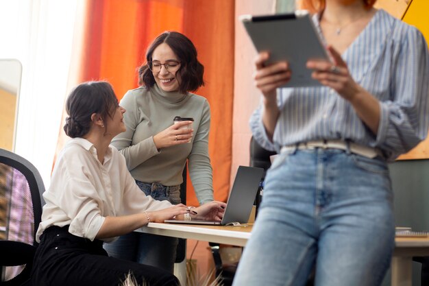 Smiley-Arbeitskollegen im Büro