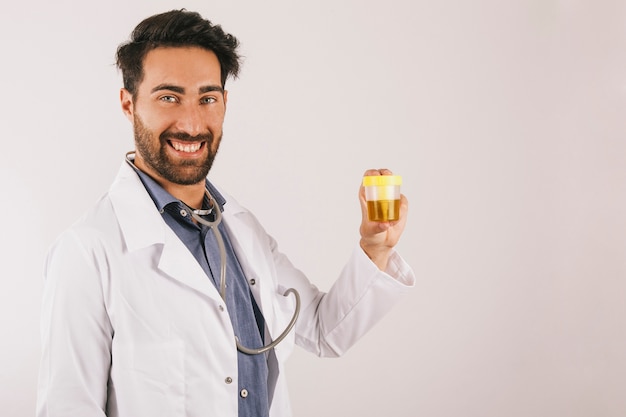 Smiley Arzt mit Urin-Test
