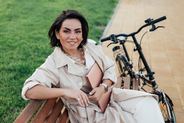 Smiley erwachsene Frau, die mit Fahrrad aufwirft