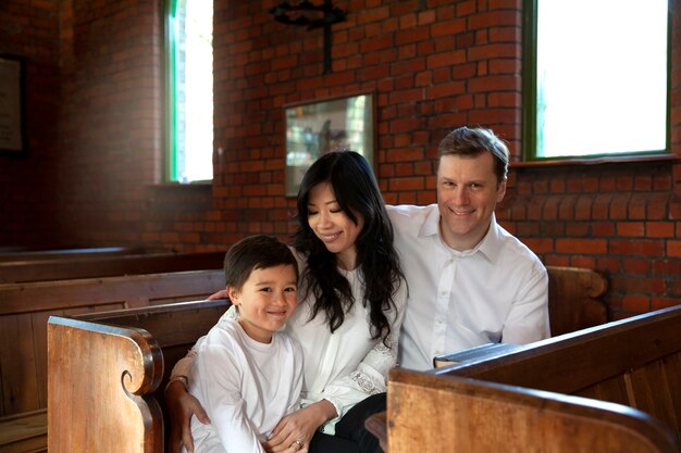 Smiley-Familie mit mittlerem Schuss in der Kirche