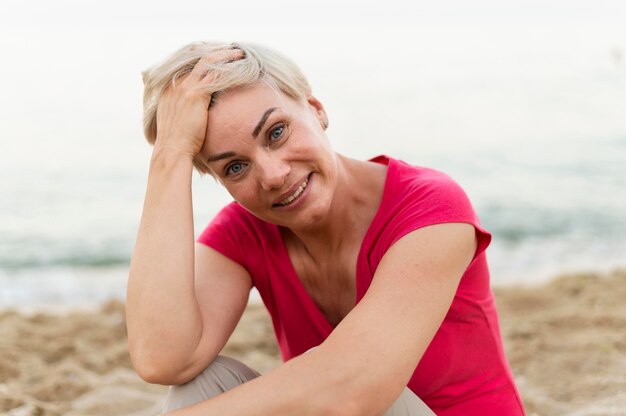 Smiley Frau am Strand posiert