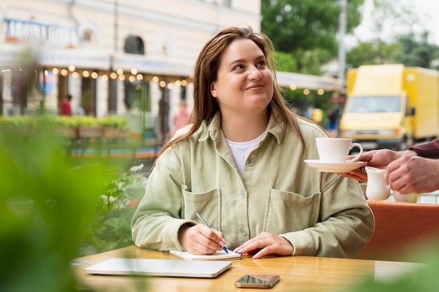 Smiley-Frau auf der Terrasse hautnah