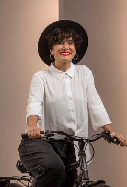 Smiley-Frau auf Fahrrad mittlerer Schuss