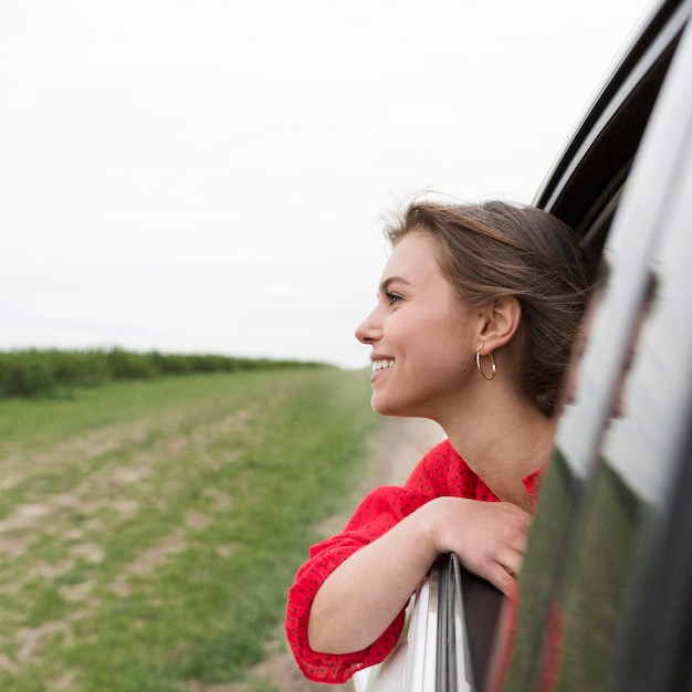 Smiley Frau Auto fahren