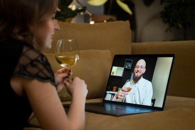 Smiley-Frau bei virtuellem Date auf Laptop hautnah