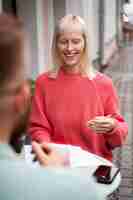 Kostenloses Foto smiley-frau der vorderansicht am tisch