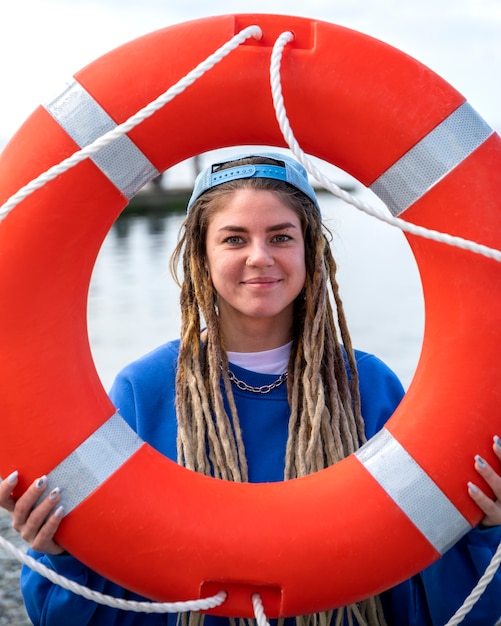 Smiley-Frau der Vorderansicht, die Rettungsleine hält