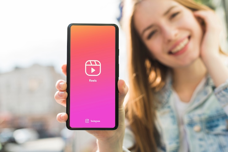 Kostenlose Foto smiley-frau der vorderansicht, die smartphone hält