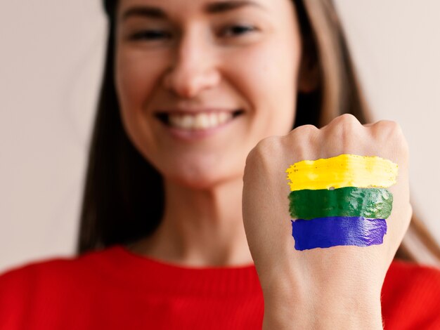 Smiley-frau der vorderansicht mit brasilianischer flagge