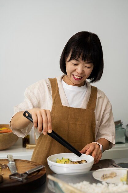 Smiley-Frau der Vorderansicht mit Essen