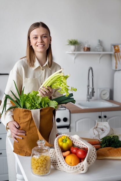 Smiley-Frau der Vorderansicht mit Gemüse