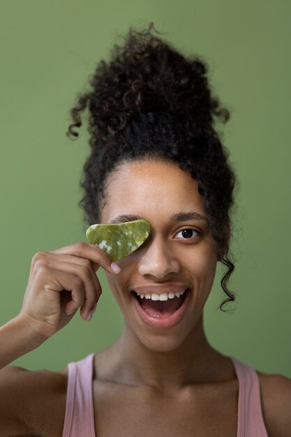 Smiley-Frau der Vorderansicht mit Gua Sha