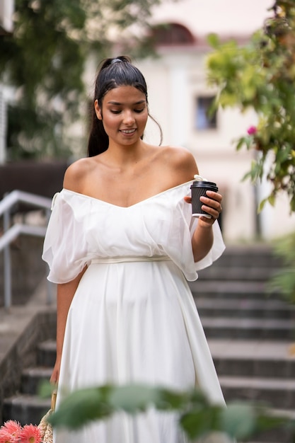 Smiley-Frau der Vorderansicht mit Kaffeetasse