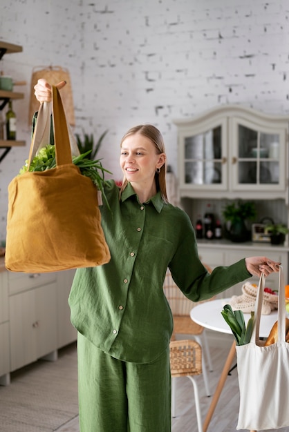 Kostenloses Foto smiley-frau der vorderansicht mit taschen