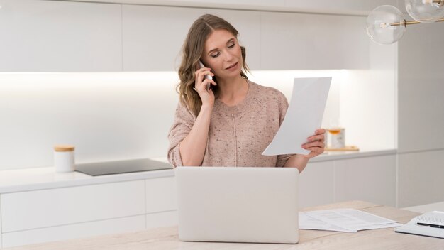 Smiley-Frau, die am Telefon spricht