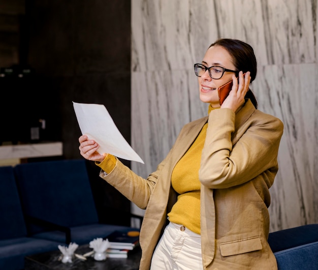 Kostenloses Foto smiley-frau, die am telefon spricht