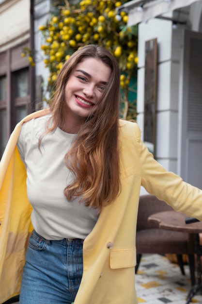 Kostenloses Foto smiley-frau, die draußen posiert, während sie ihr fahrrad hält