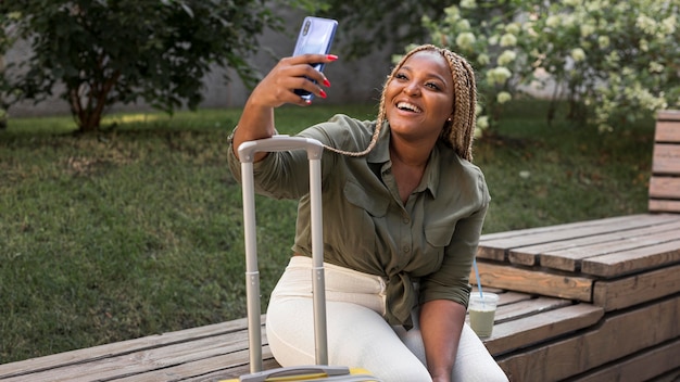 Smiley-Frau, die ein Selfie auf Reisen nimmt