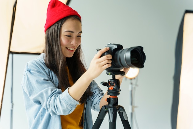 Smiley-Frau, die Foto macht