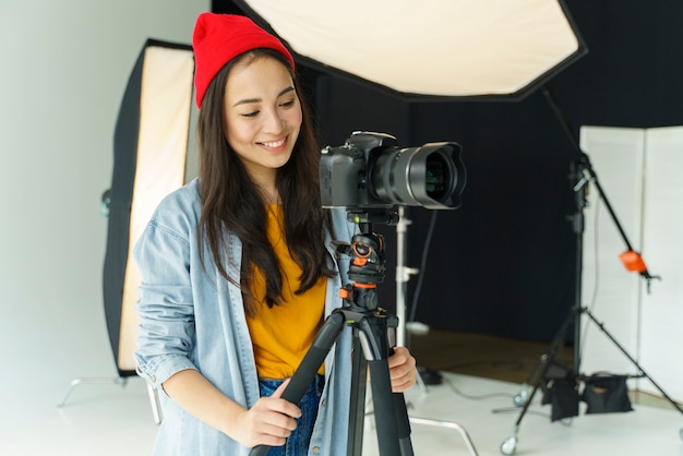 Smiley-Frau, die Fotos macht