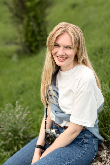 Kostenloses Foto smiley-frau, die in der natur aufwirft