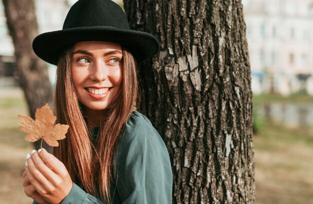 Kostenloses Foto smiley-frau, die mit speicherplatz wegschaut