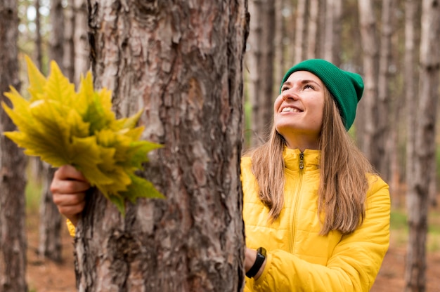 Smiley-Frau, die oben im Wald schaut