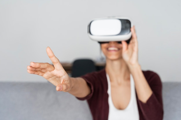 Smiley-Frau, die Spaß zu Hause mit Virtual-Reality-Headset hat