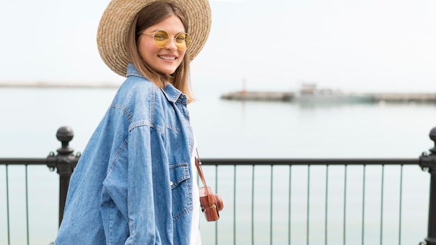 Kostenloses Foto smiley-frau, die stilvolle brille trägt