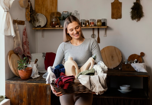 Smiley-Frau, die Wäschekorb hält