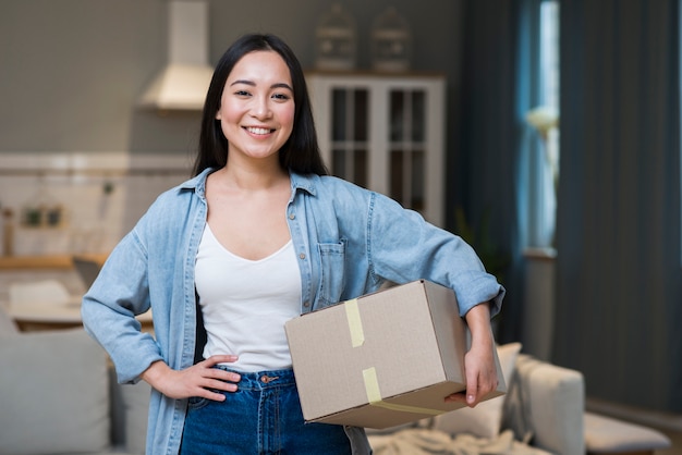 Smiley Frau hält Kisten, die sie online bestellt hat