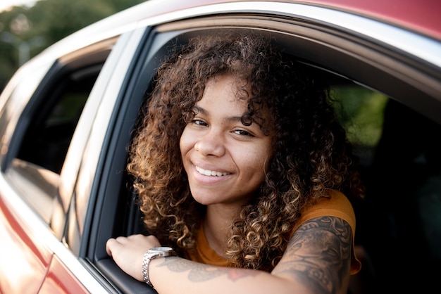 Kostenloses Foto smiley-frau im auto hautnah