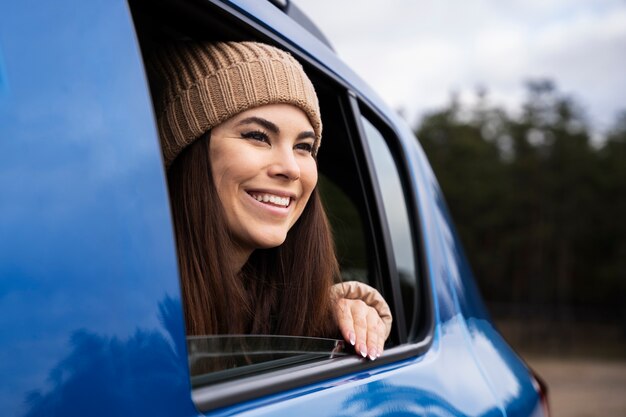 Smiley-Frau im Auto hautnah