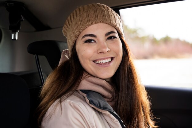 Smiley-Frau im Auto hautnah