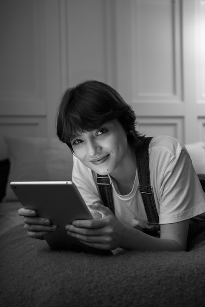 Smiley-Frau im Bett mit mittlerer Aufnahme der Tablette