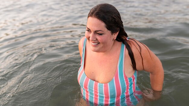 Smiley-Frau im Meer