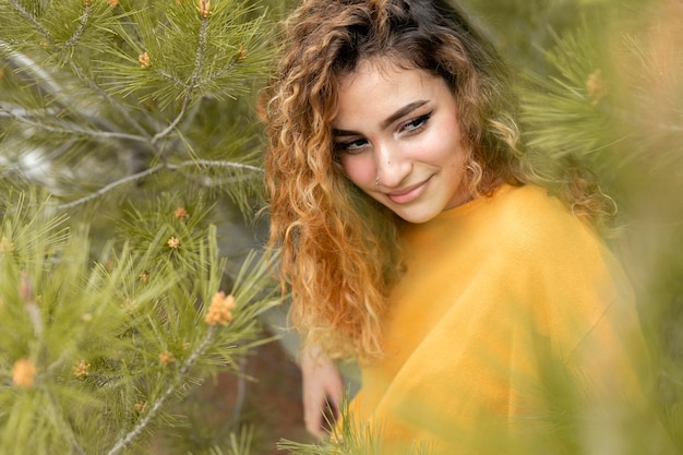 Smiley-Frau im mittleren Schuss der Natur