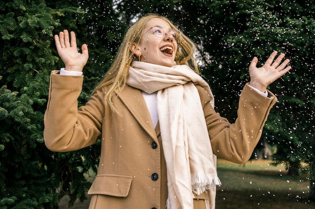 Kostenloses Foto smiley-frau im park im winter