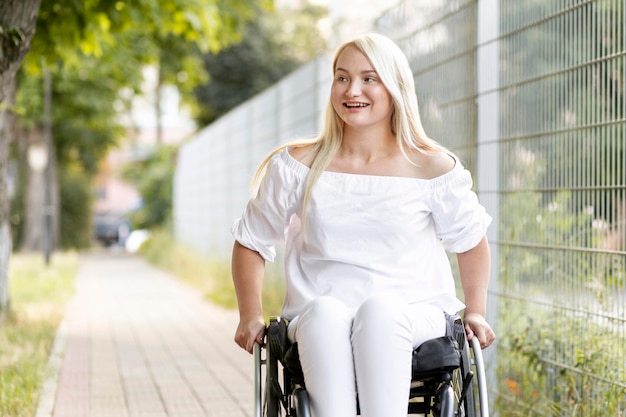 Smiley-Frau im Rollstuhl in der Stadt