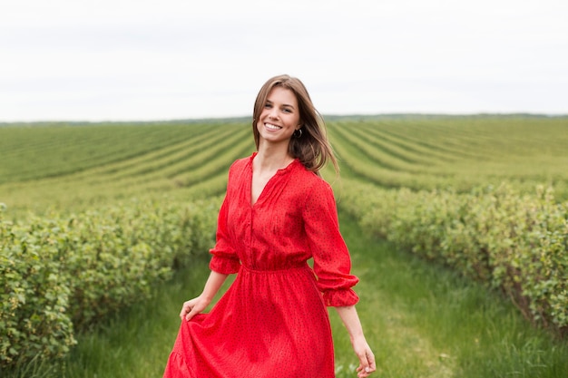 Kostenloses Foto smiley-frau im roten kleid