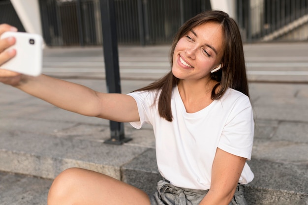 Smiley-Frau macht ein Selfie