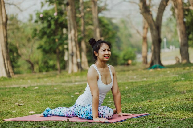 Smiley-Frau macht Yoga in der Natur